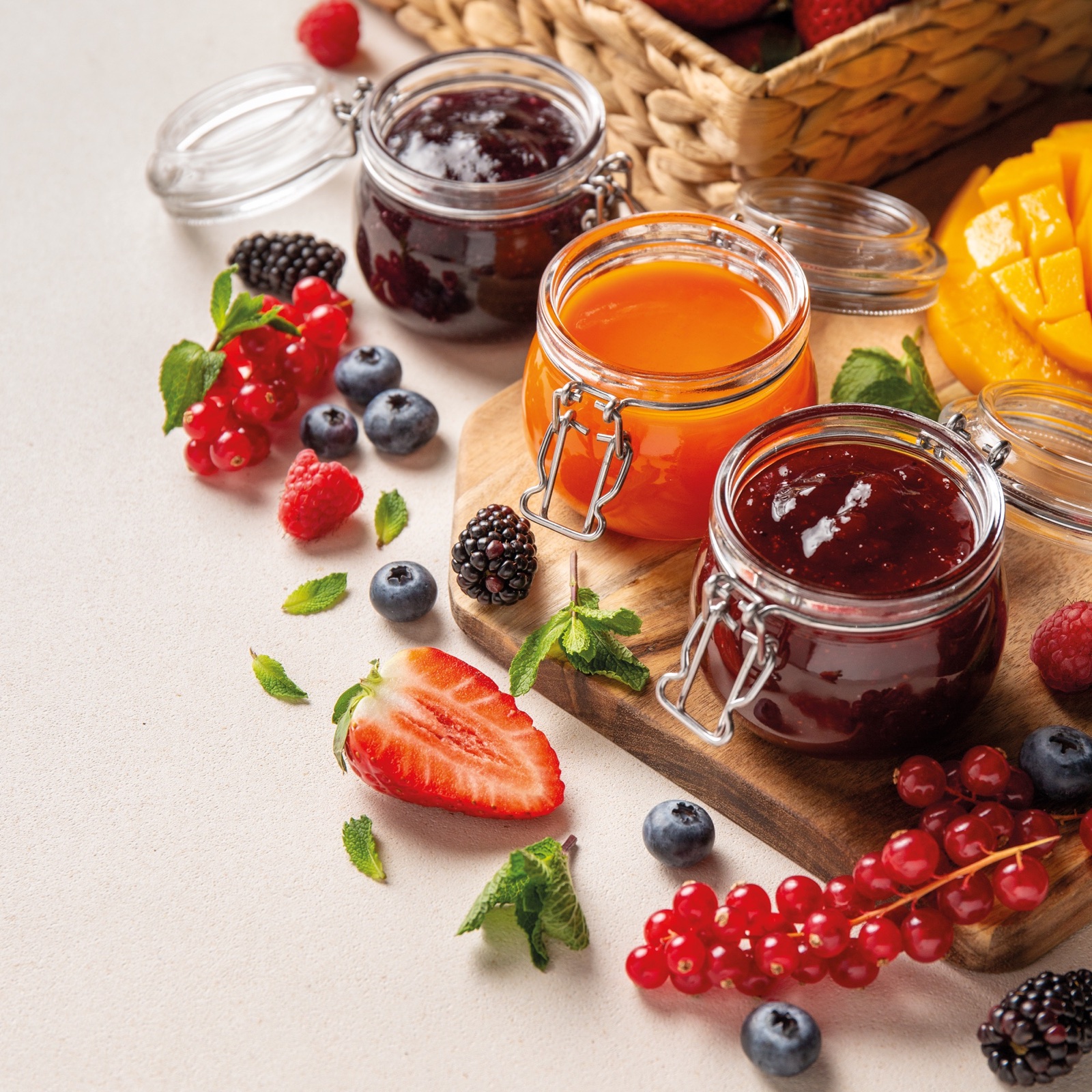 Pâtes de fruits artisanales entourées de fruits frais